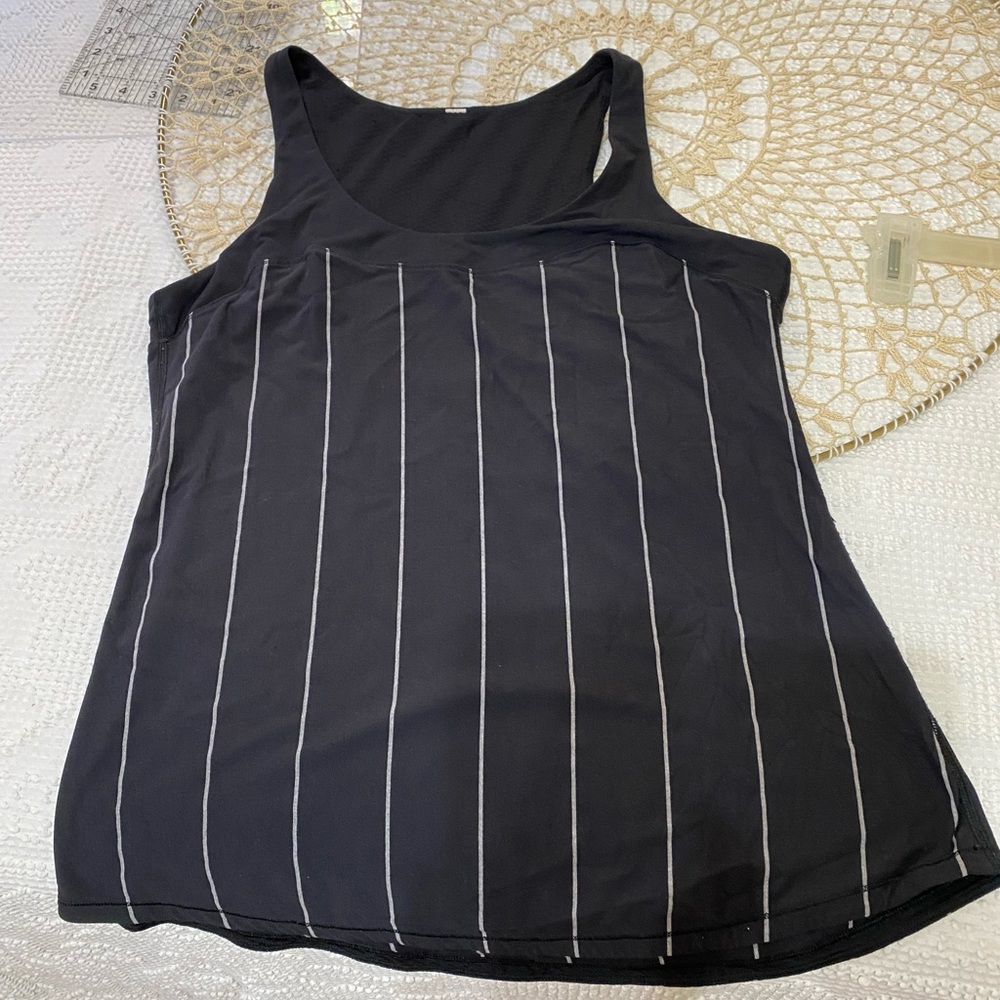 Black and white Lululemon tank.